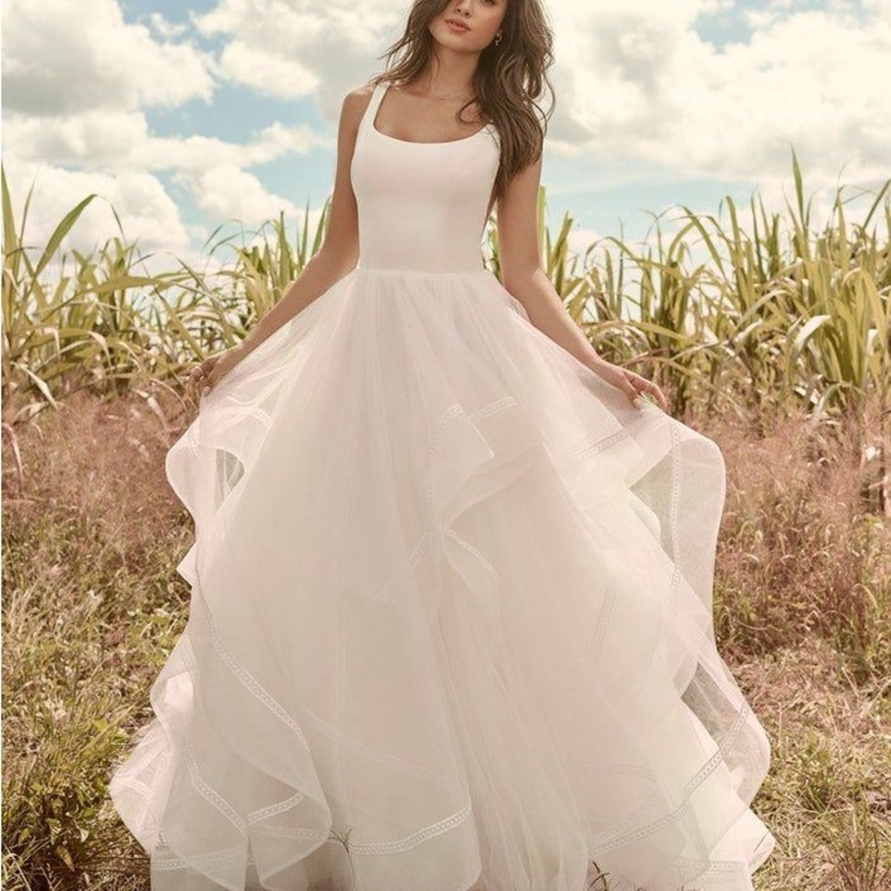 Chic Sleeveless Bridal Gown